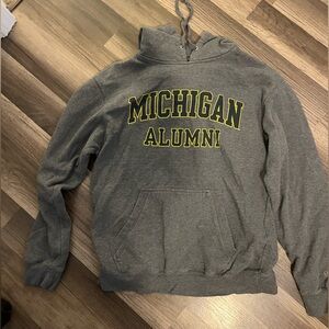 University of Michigan alumni sweatshirt, size medium in gray